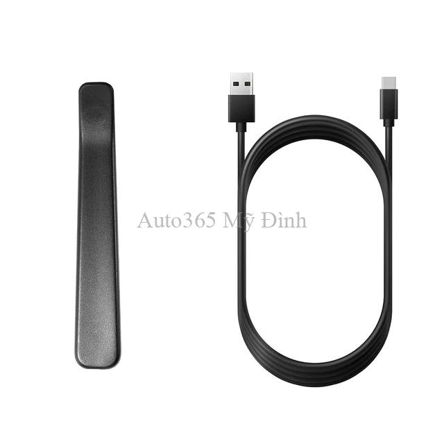 Dây nguồn và tẩu sạc camera hành trình 70mai trên nền trắng
