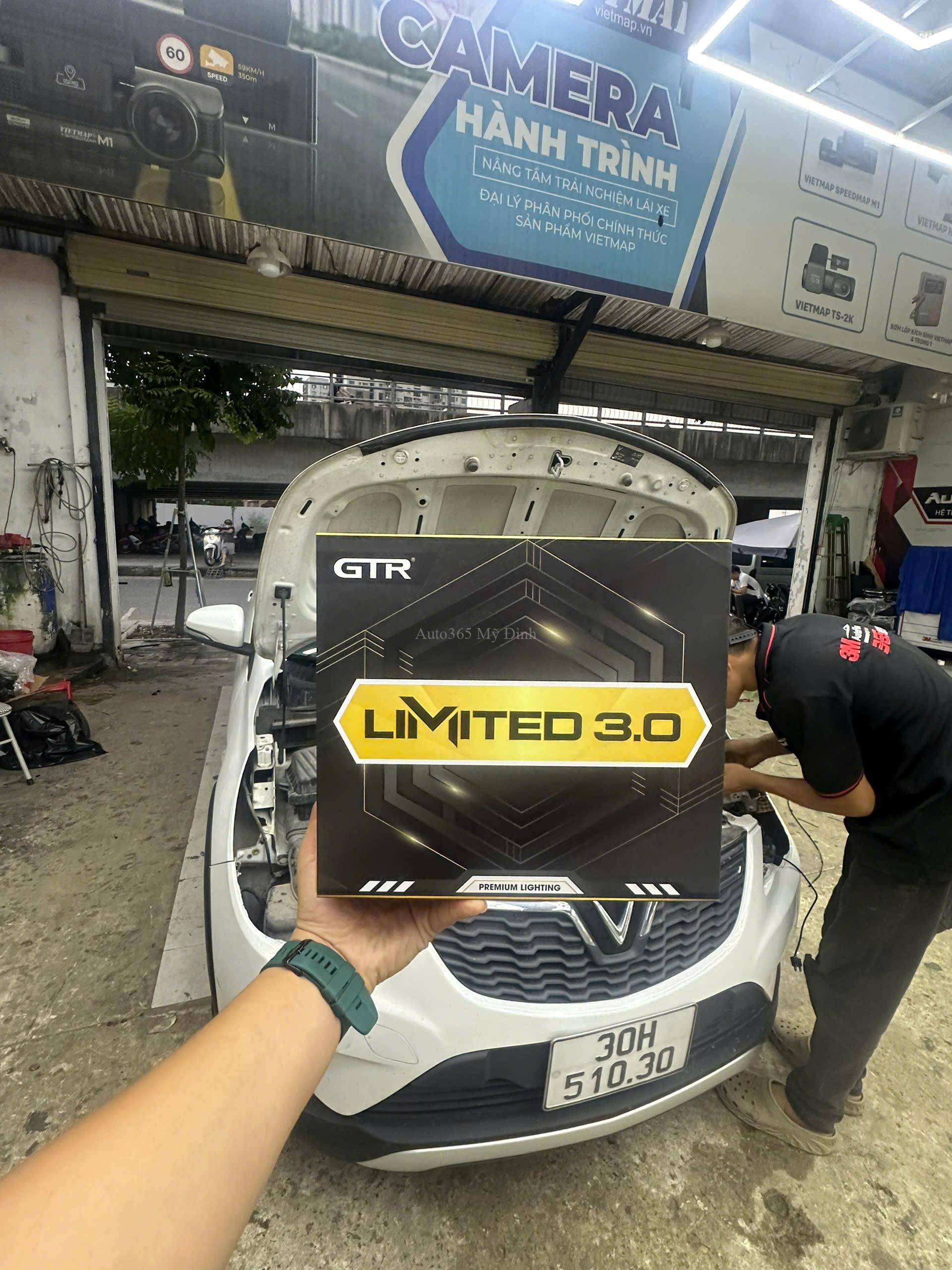 Kỹ thuật viên làm việc trên VinFast Fadil tại xưởng Auto365 Mỹ Đình
